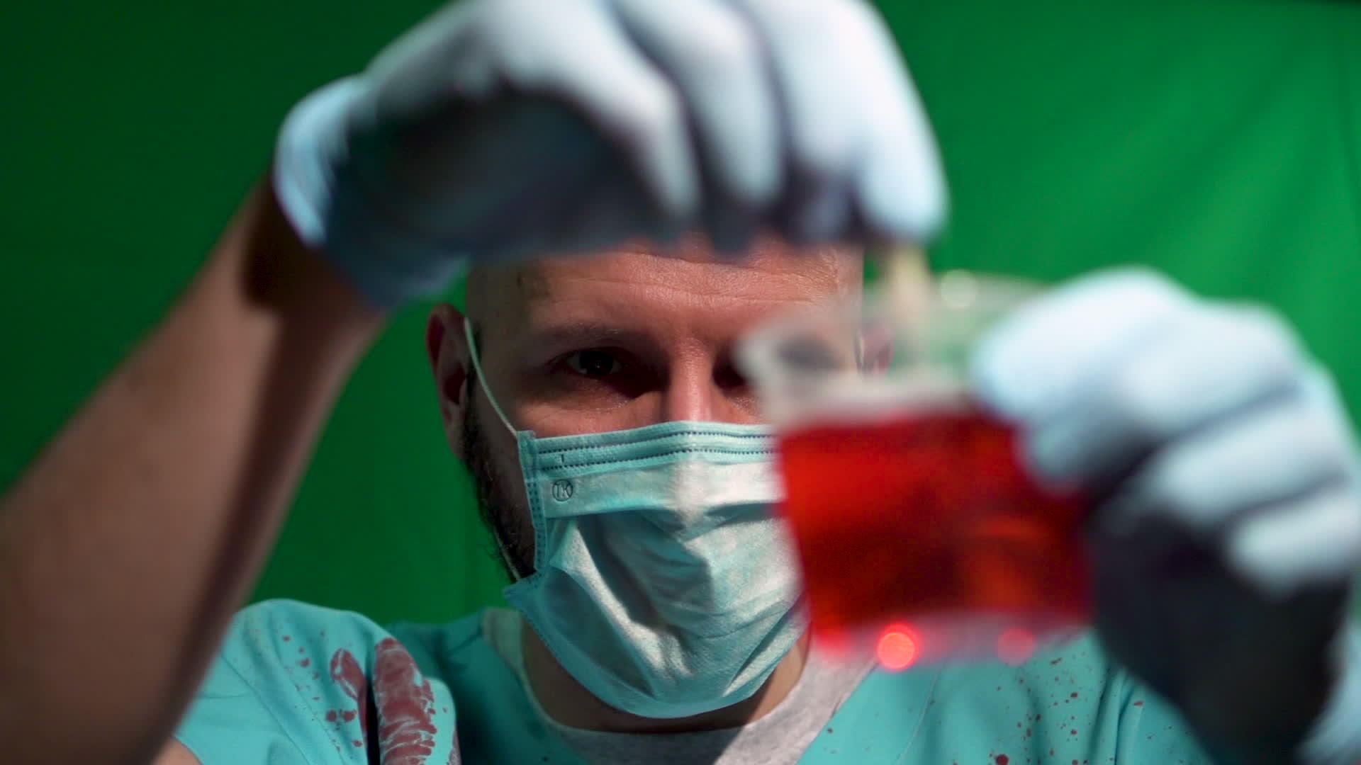 外科医生在非法实验室的油箱测量杯中搅拌化学红血液视频的预览图