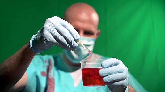 医生将化学红色血液滴入非法实验室的烧烤杯中视频的预览图