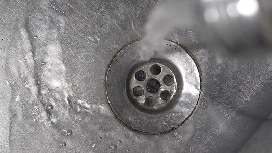 从水龙头到厨房水池电影背景环的滴水和滴水视频的预览图