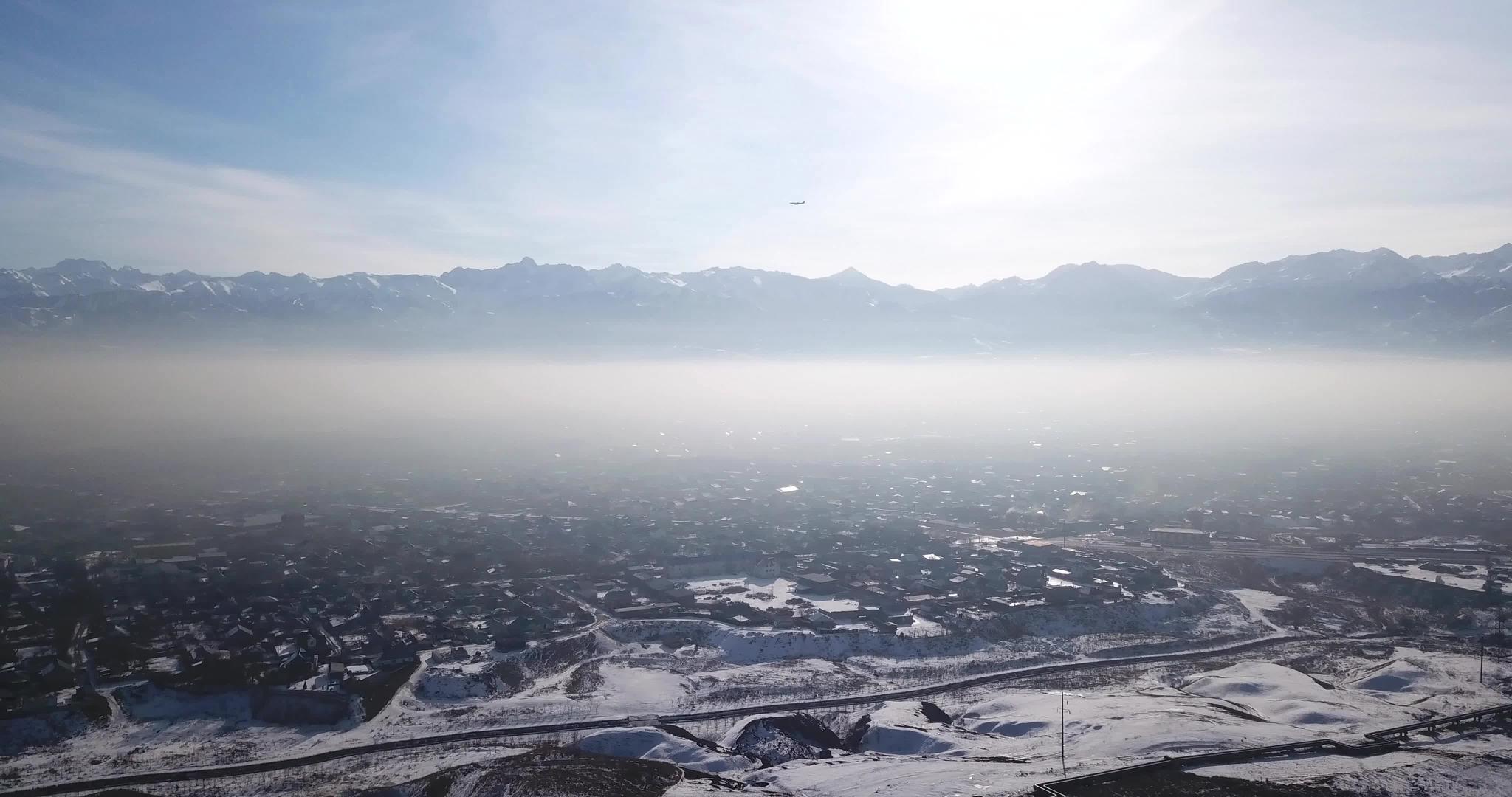 降落在雾中的飞机视频的预览图