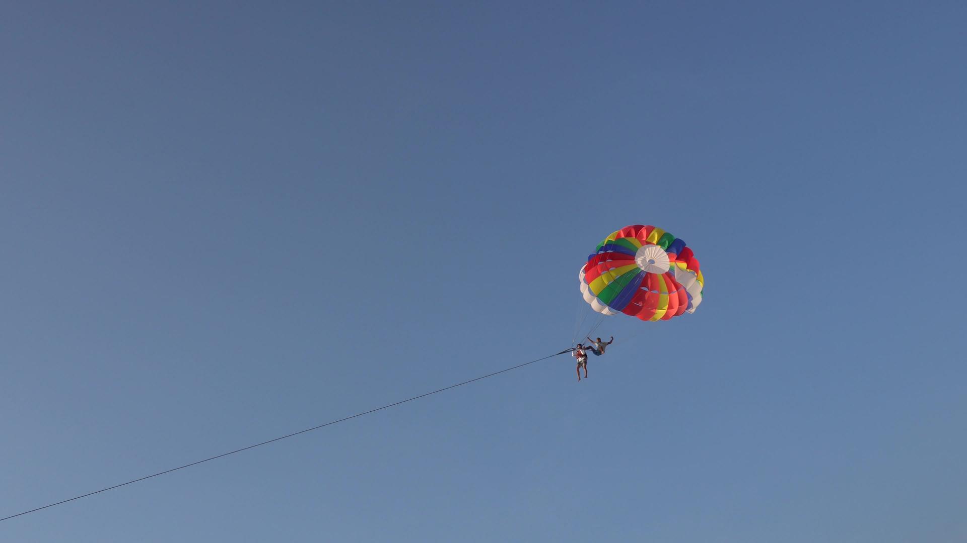男人和教官在降落伞上飞行视频的预览图
