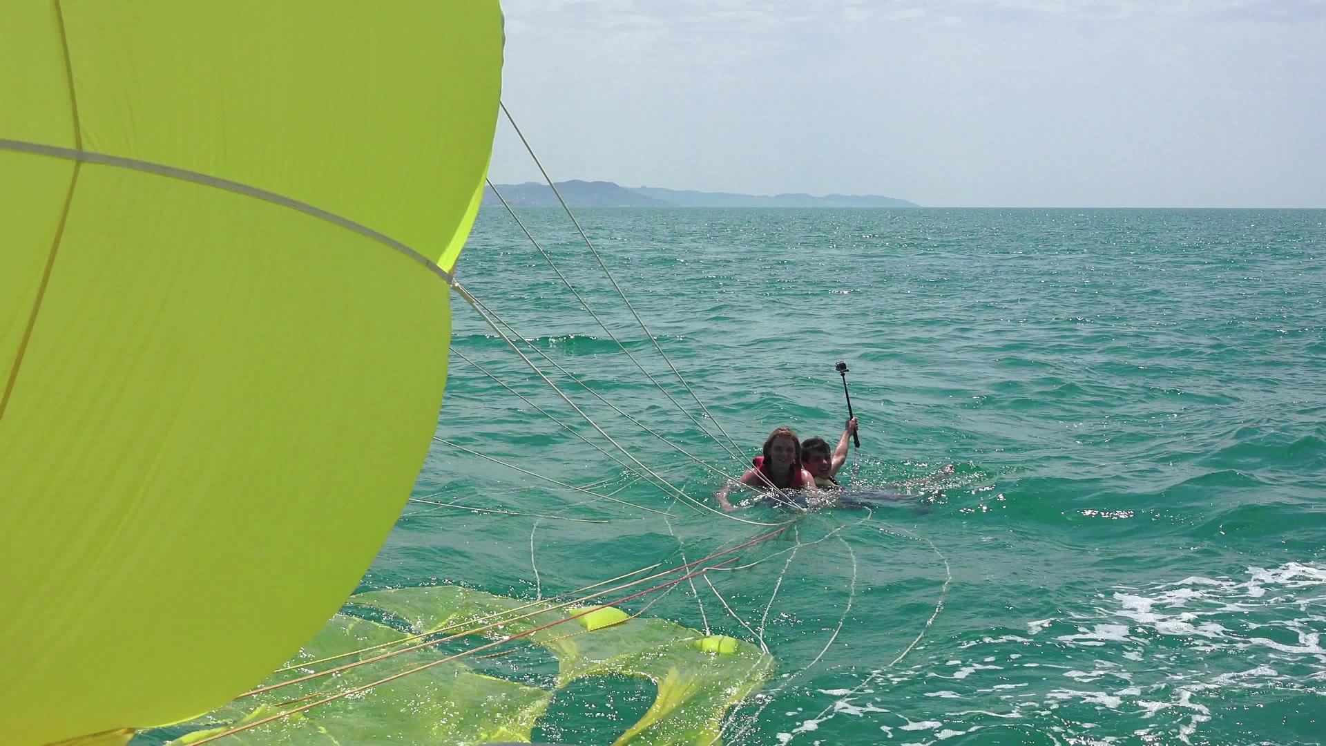 游艇、机动船和降落伞游客视频的预览图