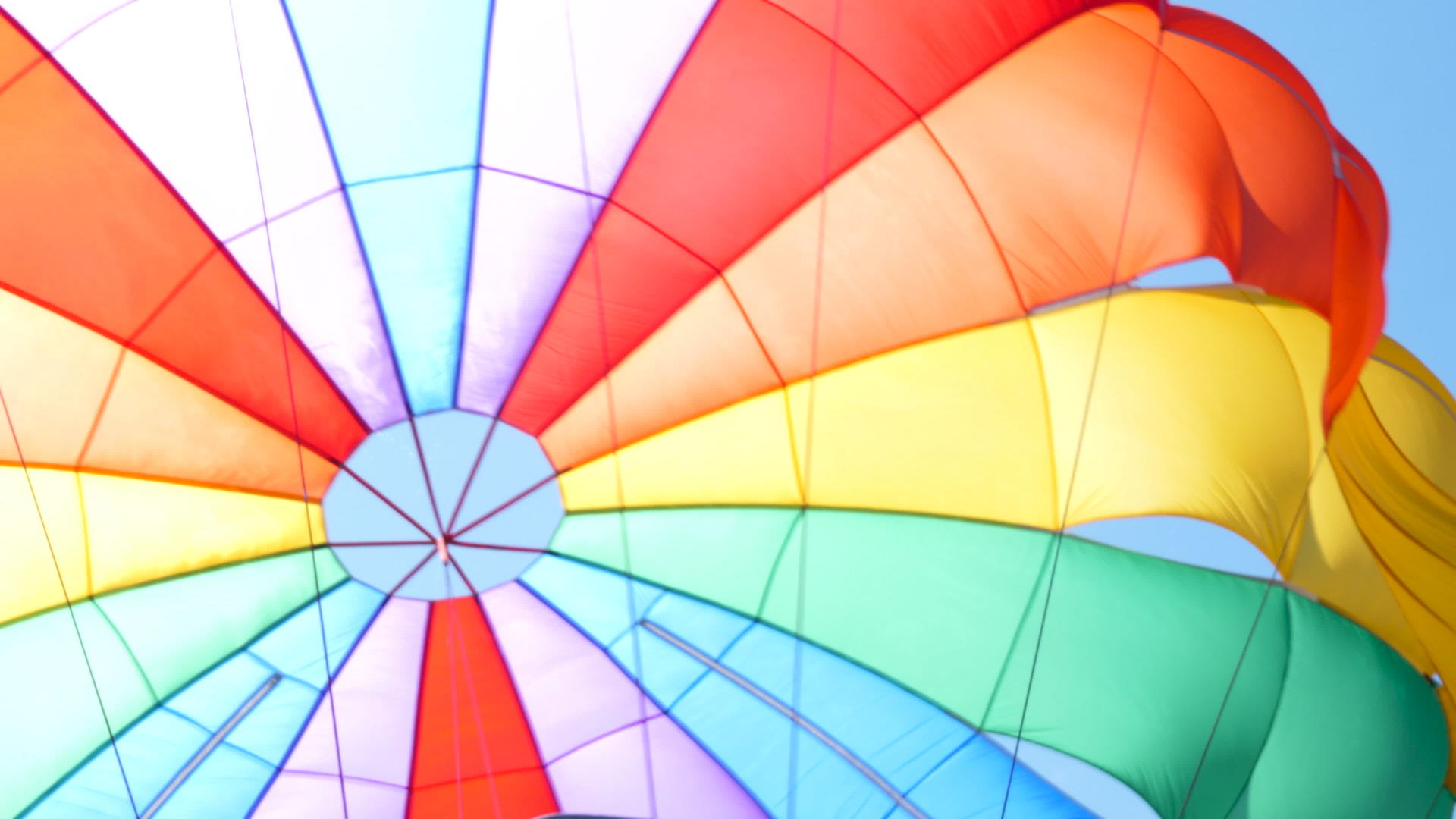 降落伞上方的防滑伞供寄生使用视频的预览图