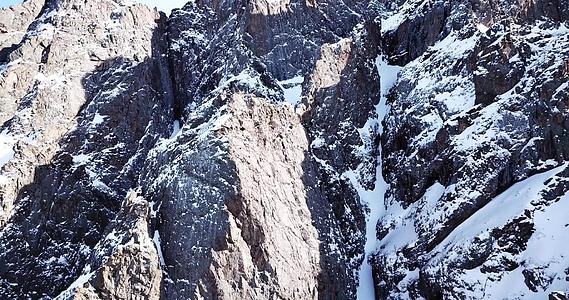 冰雪覆盖着巨大的岩石危险地形视频的预览图