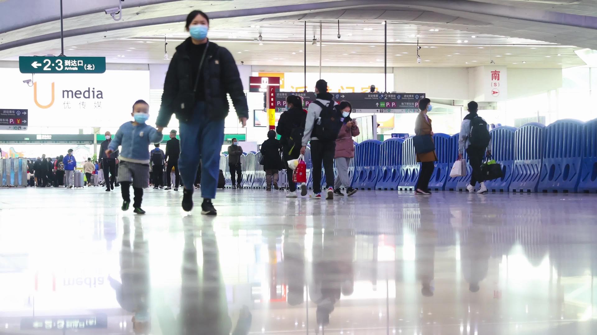 4K实拍春节回乡人潮汹涌的机场候机厅高铁视频的预览图