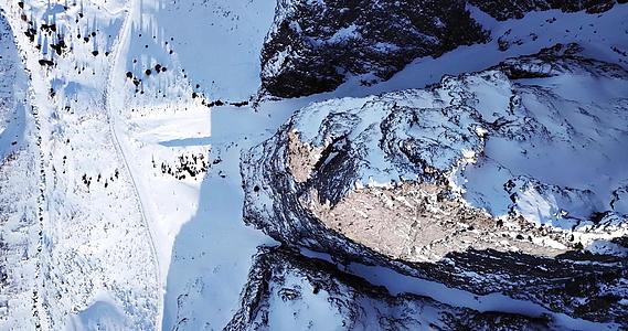 冰雪覆盖着巨大的岩石危险地形视频的预览图
