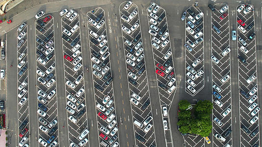 航拍城市停车场道路交通密密麻麻的汽车4k素材视频的预览图