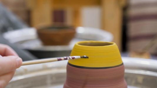 陶罐上的陶器画是手工制作的陶瓷陶器是在陶瓷班上用刷子制作的视频的预览图