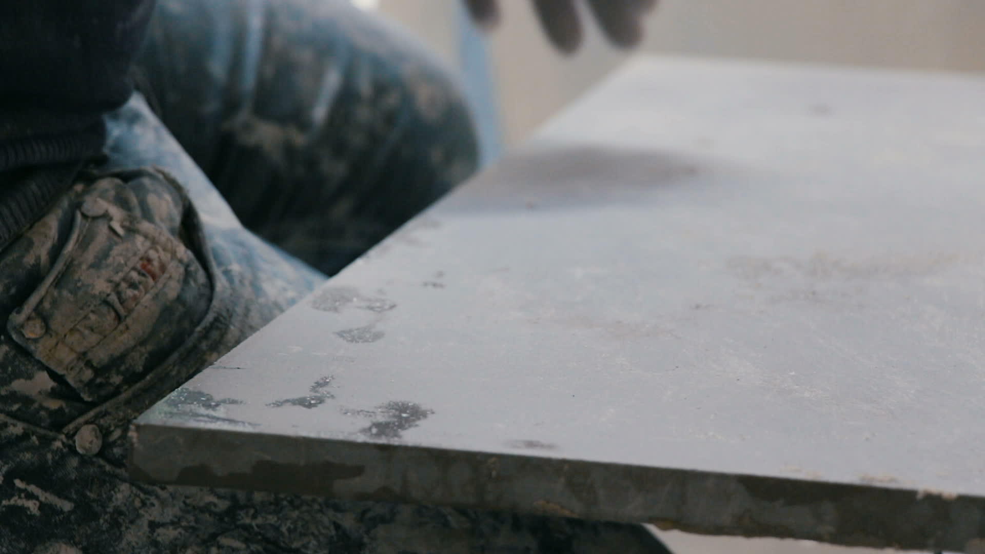 专业工人用铅笔做瓷砖视频的预览图