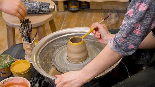陶罐上的陶器画是手工制作的陶瓷陶器是在陶瓷班上用刷子制作的视频的预览图