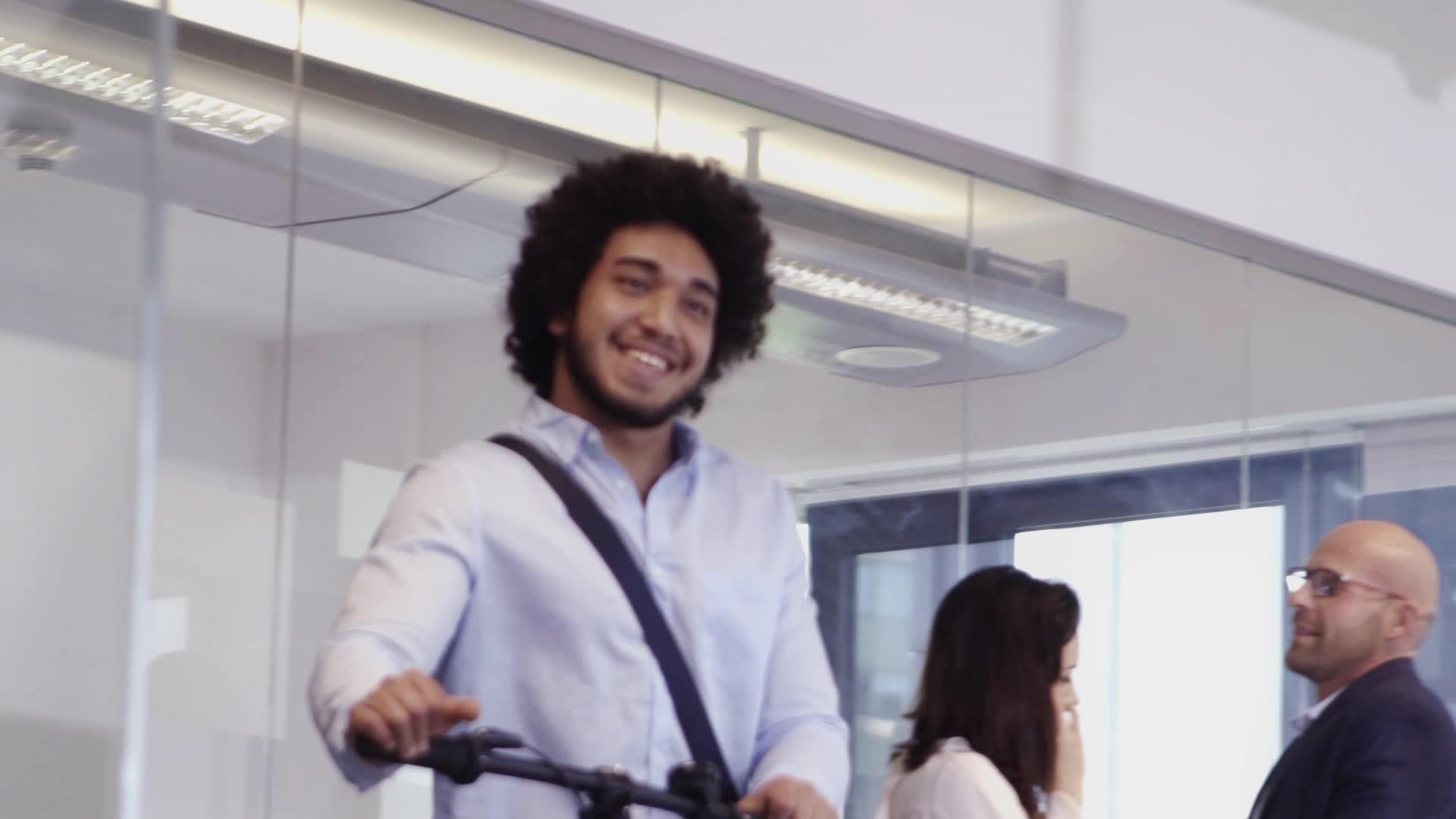 中东休闲商人骑自行车进出办公室视频的预览图