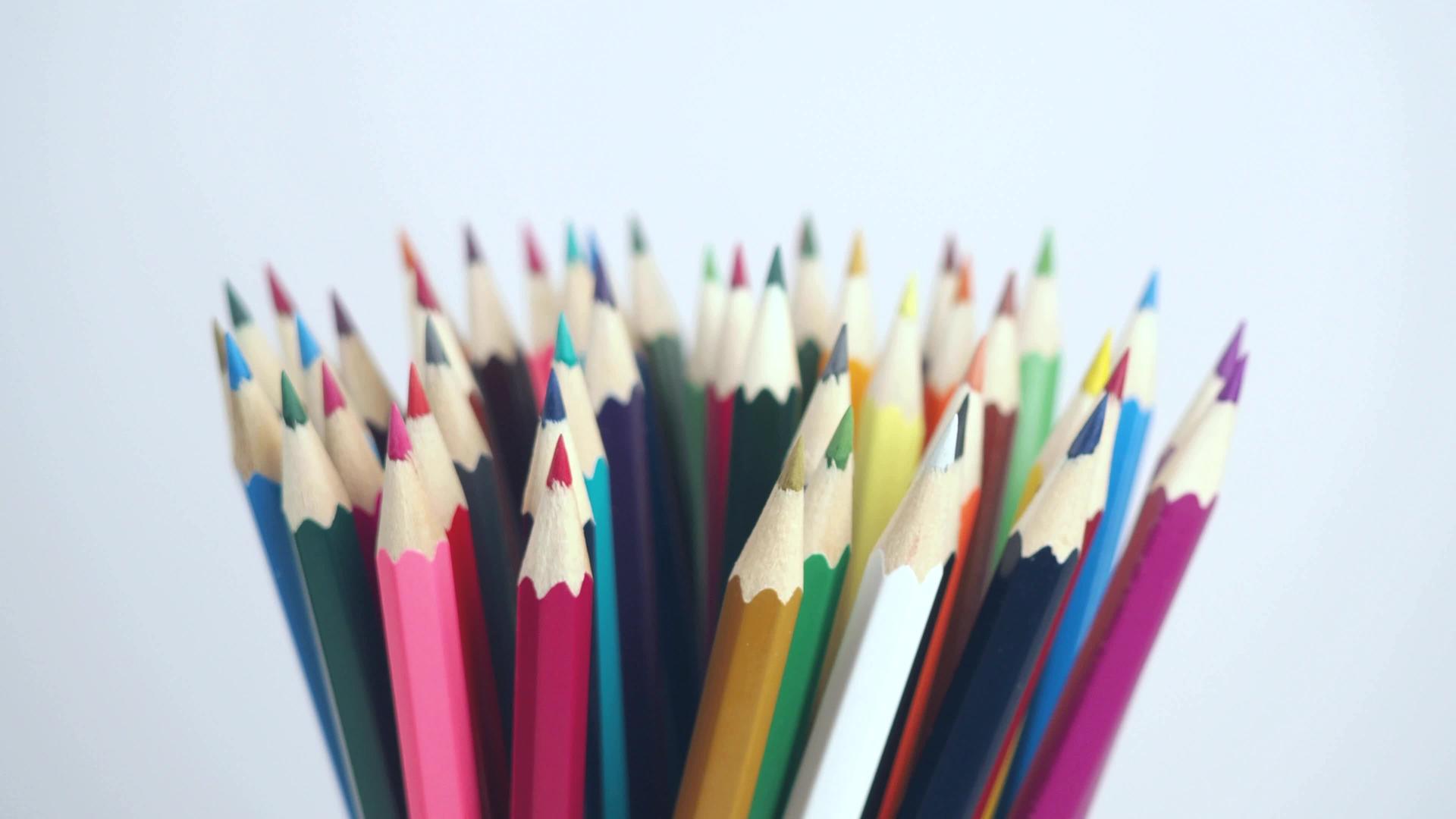 彩色木笔用白色背景扭曲视频的预览图