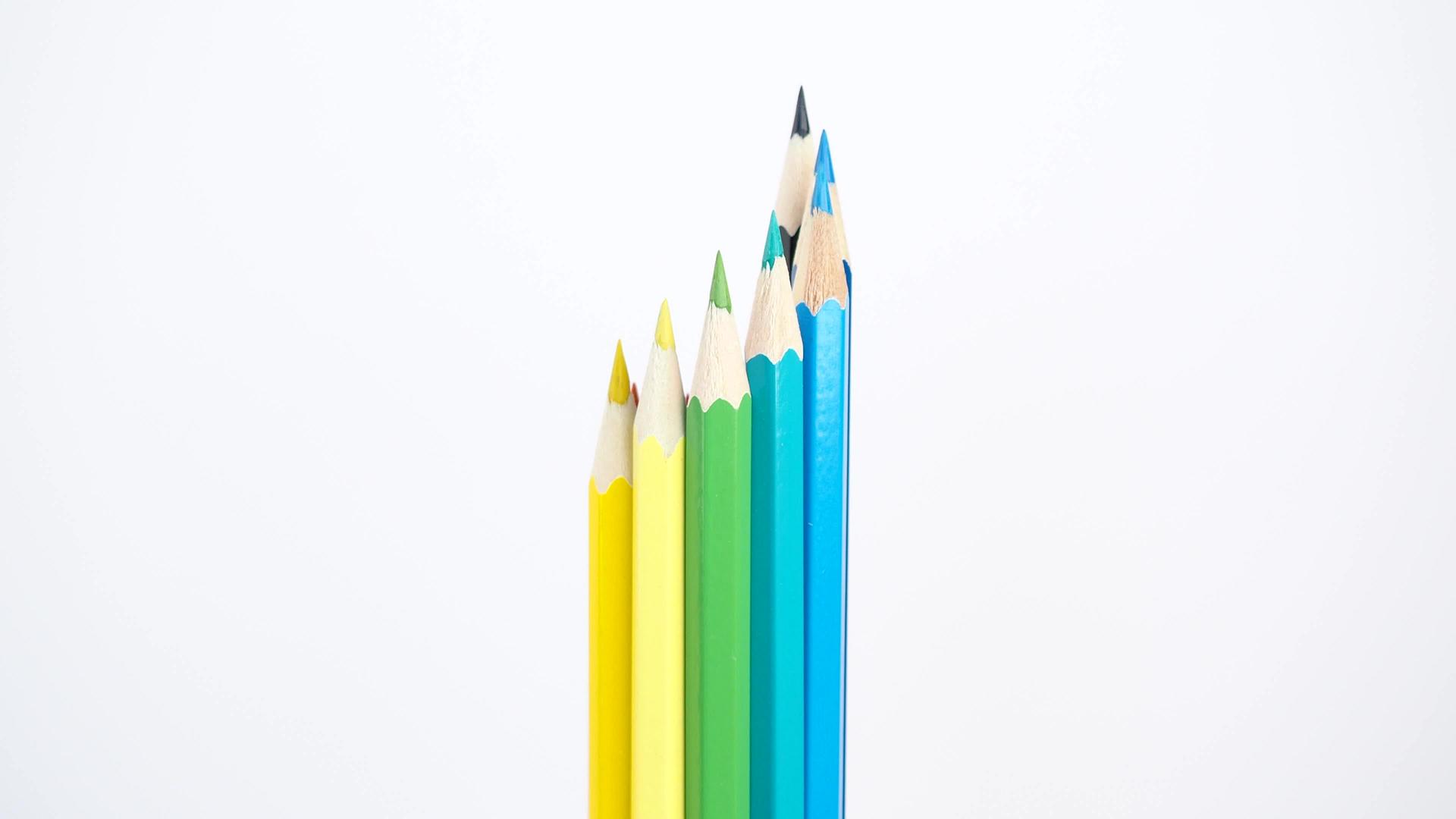 彩色木笔用白色背景扭曲视频的预览图