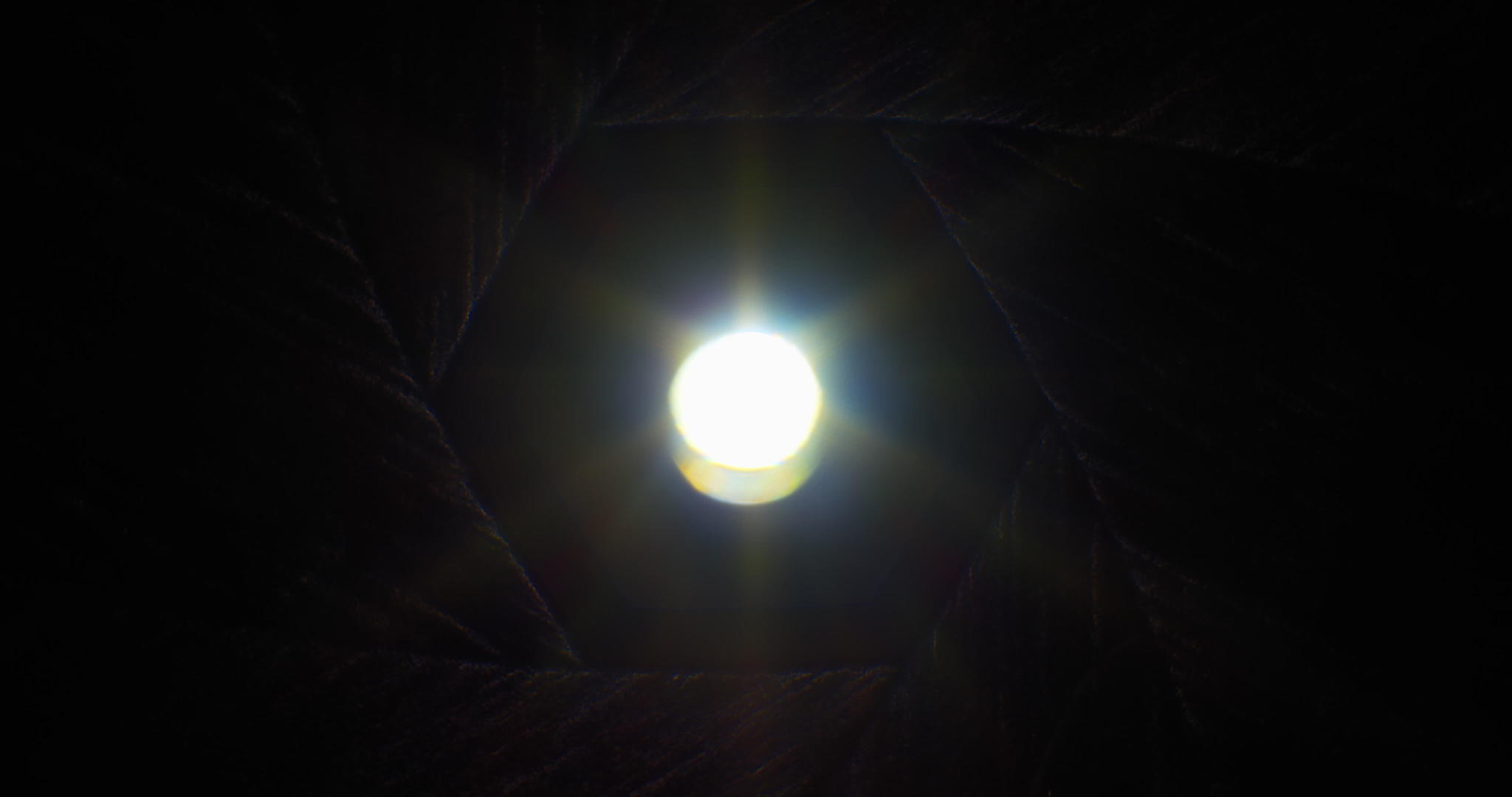 隔膜叶片迅速关闭阳光透过旧相机镜头从白色中消失视频的预览图