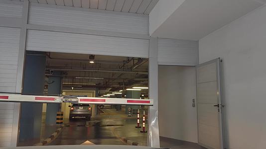 地下停车场的车厢进入的地下停车场视频的预览图