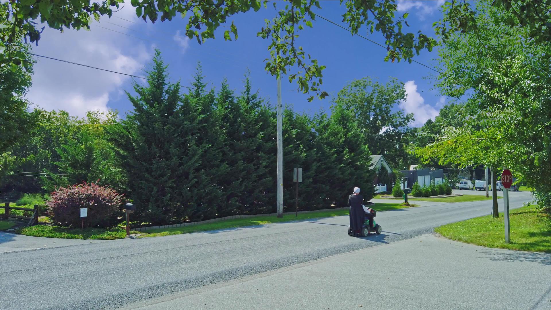 一对美国夫妇在农村道路上使用残疾摩托车视频的预览图
