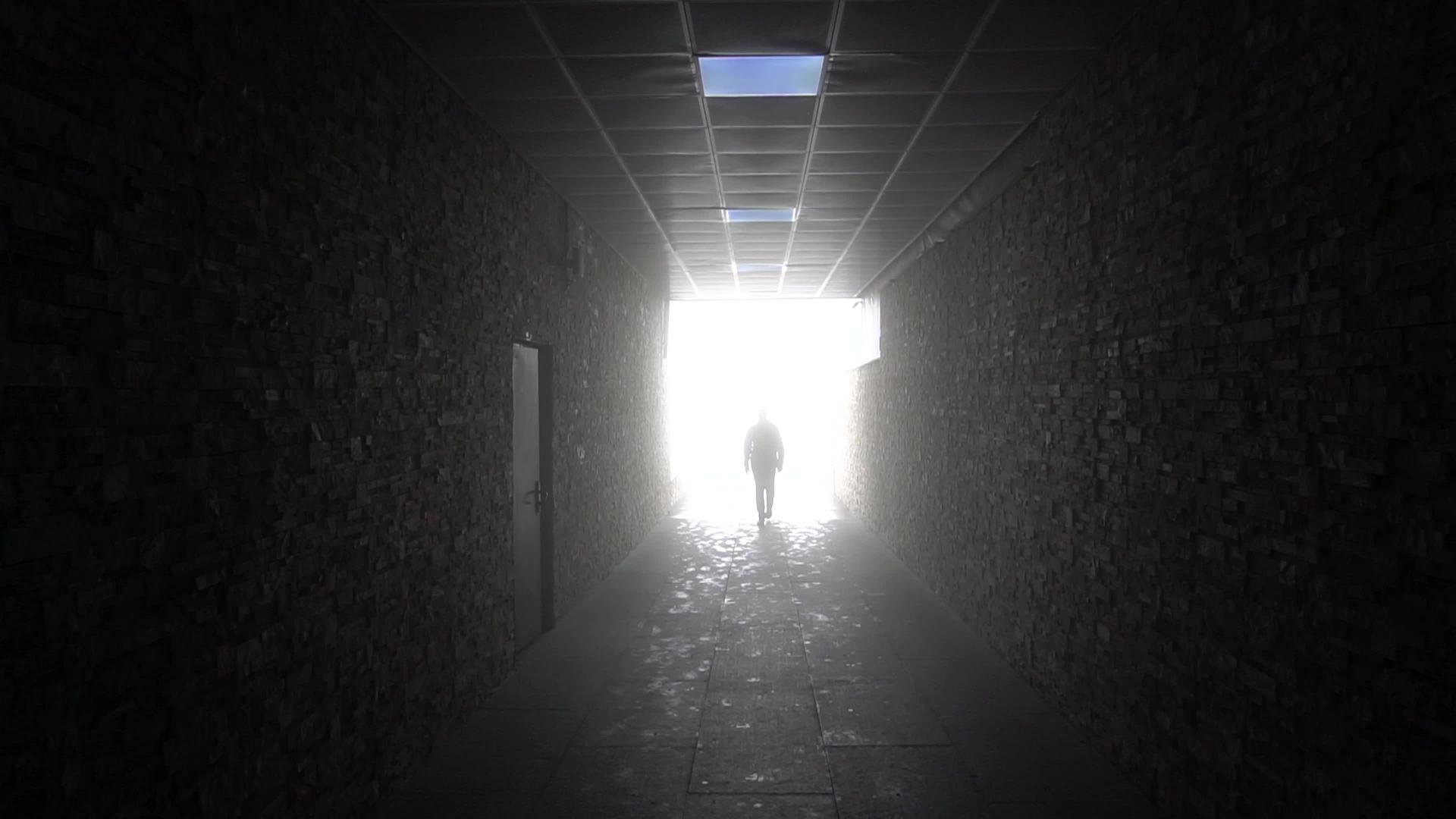 人类的轮廓在隧道的尽头视频的预览图