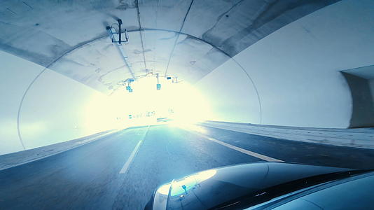 第一个视角的速度运动走出了城市高速公路上的隧道视频的预览图