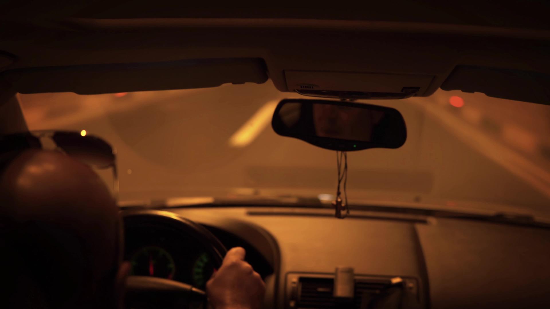 秃头司机在高速公路上爬顶视频的预览图