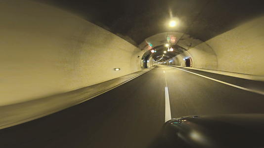 第一视角车辆在隧道中行驶视频的预览图