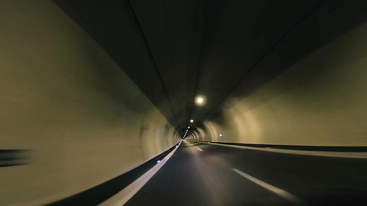 第一视角车辆在隧道中行驶视频的预览图
