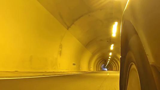 高速隧道低角隧道低角度视图视频的预览图