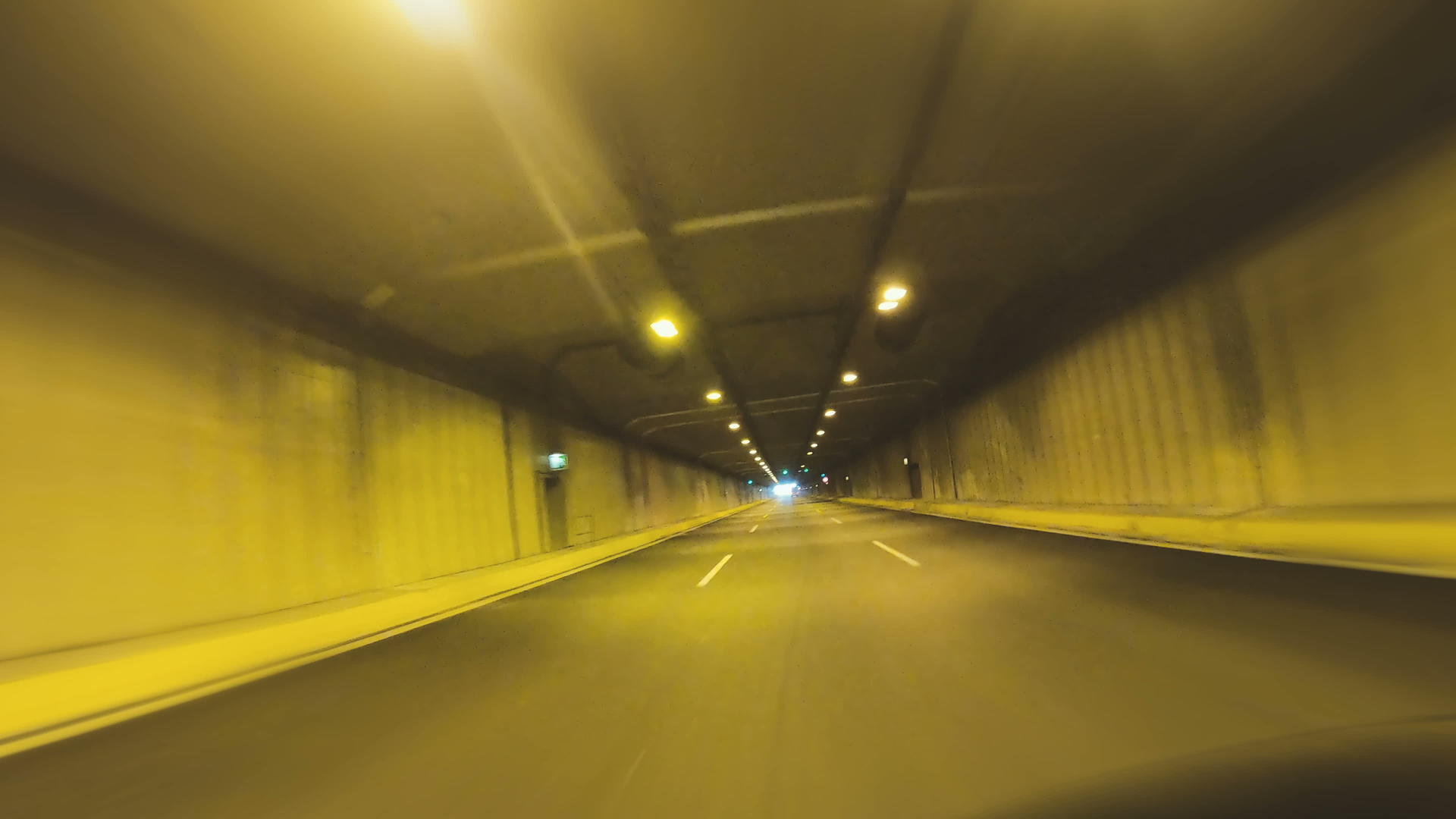 开车冲过隧道视频的预览图