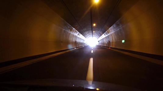 汽车穿过隧道然后从隧道出来视频的预览图