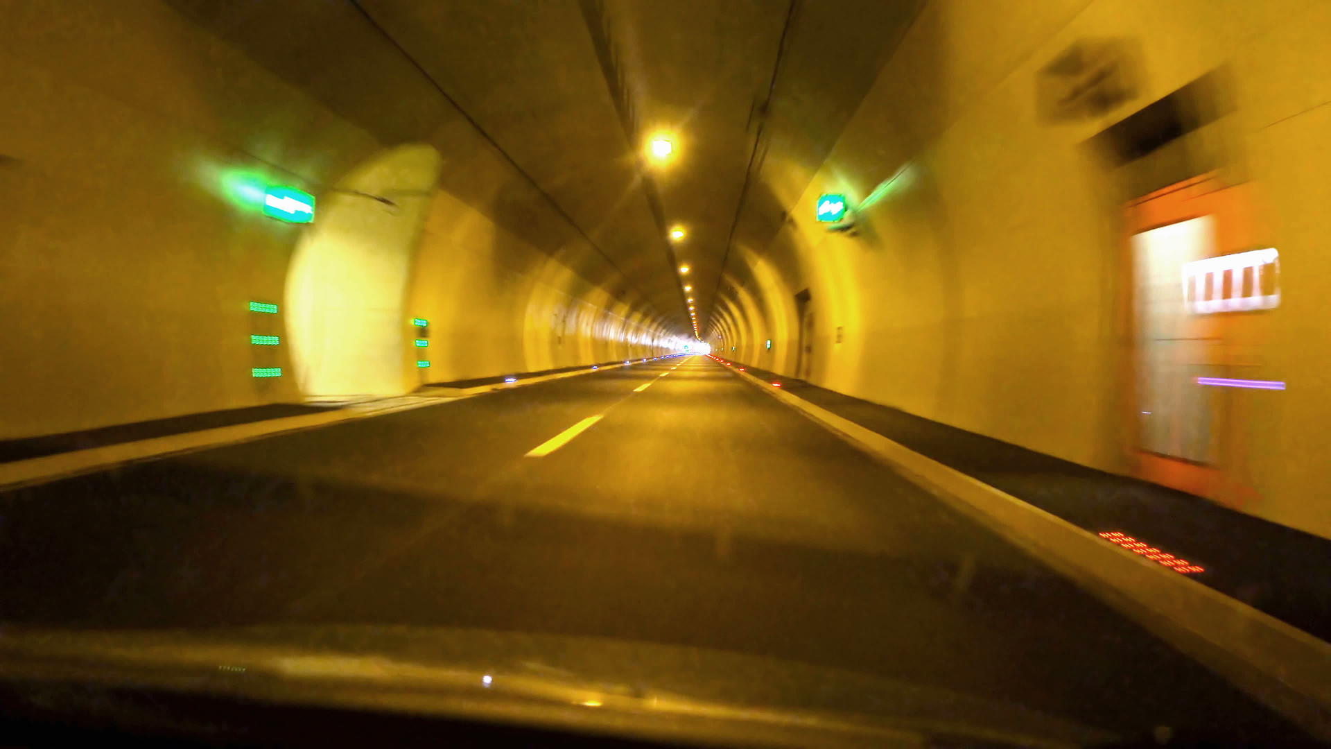 驾驶高速公路隧道的第一视角视频的预览图
