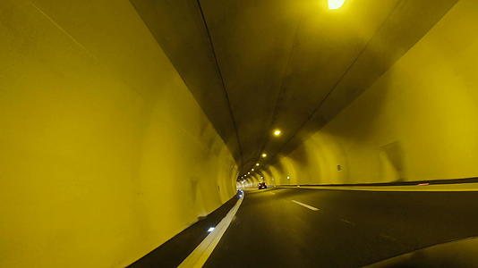 汽车在隧道中的第一个角度视频的预览图