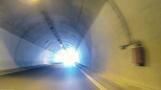 从隧道和出口到光线天堂在高速公路上驾驶视频的预览图
