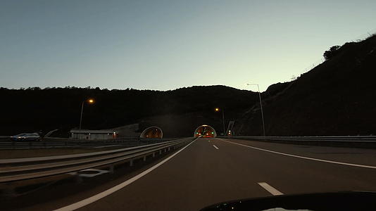 第一视角隧道夜间驾驶运动视频的预览图