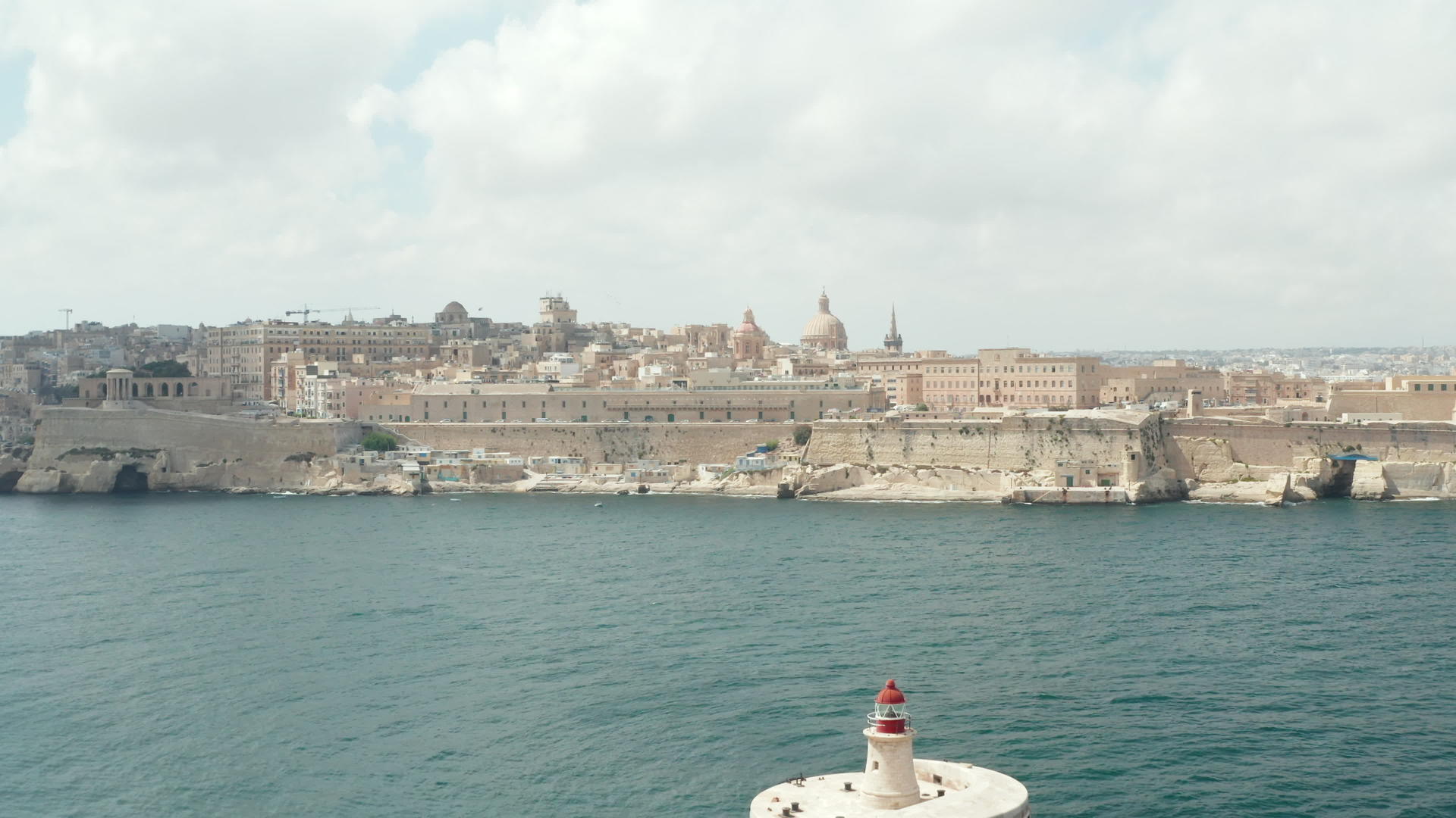 从海景来看马耳他首都瓦莱塔空中车在前景4K的蓝水中视频的预览图