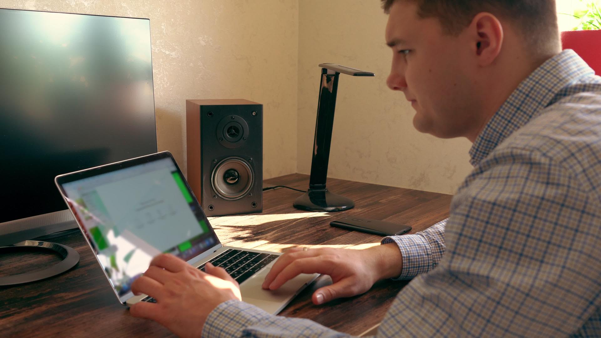 一个年轻人坐在笔记本电脑上工作视频的预览图