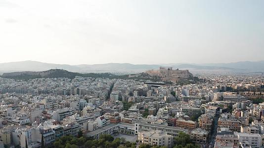 从古代雅典城市升起的空射可以在遥远的山丘上看到田野视频的预览图