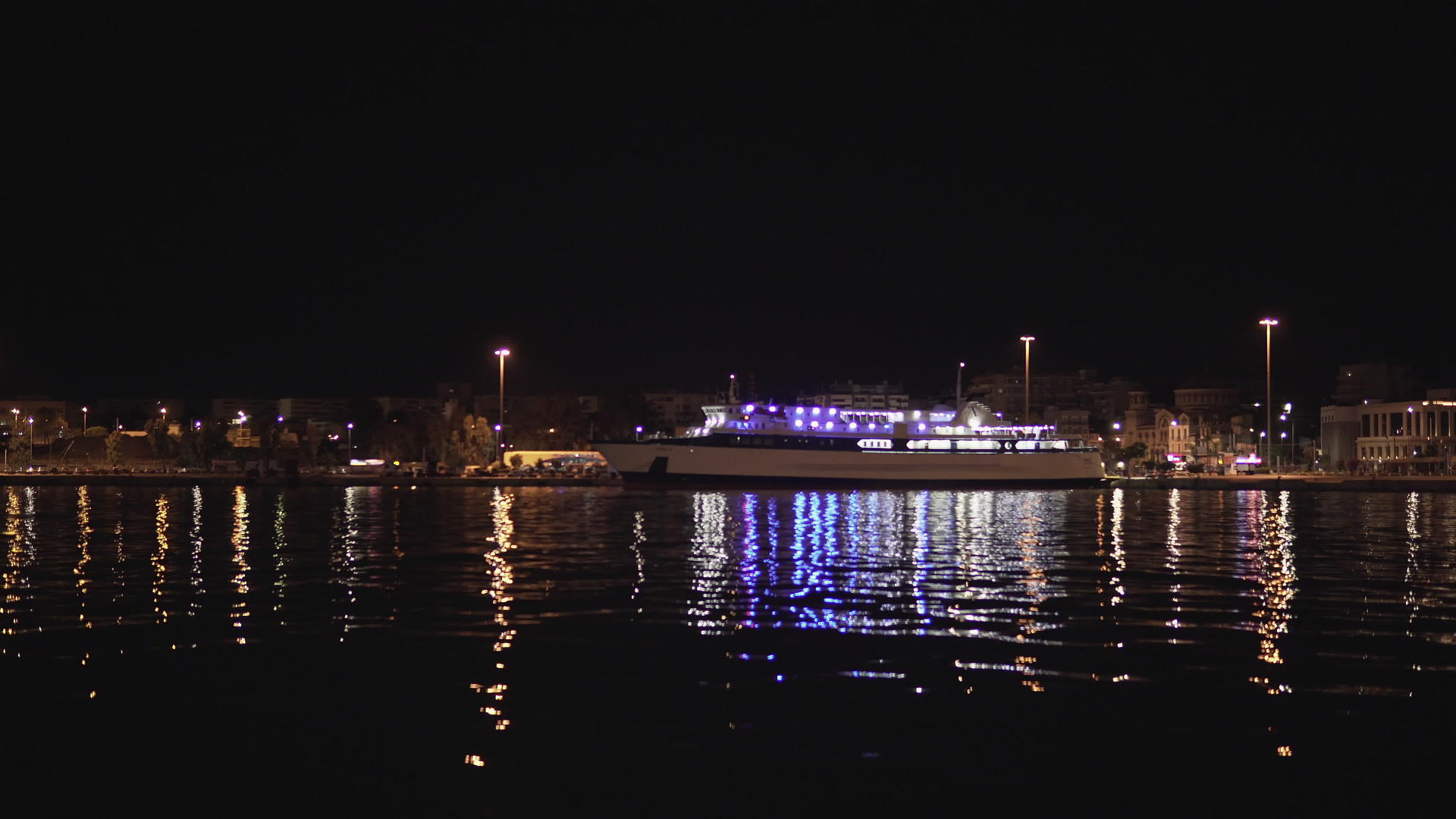 硫化比雷埃乌斯港和大型游轮驶往爱琴海流行目的地阿提卡视频的预览图