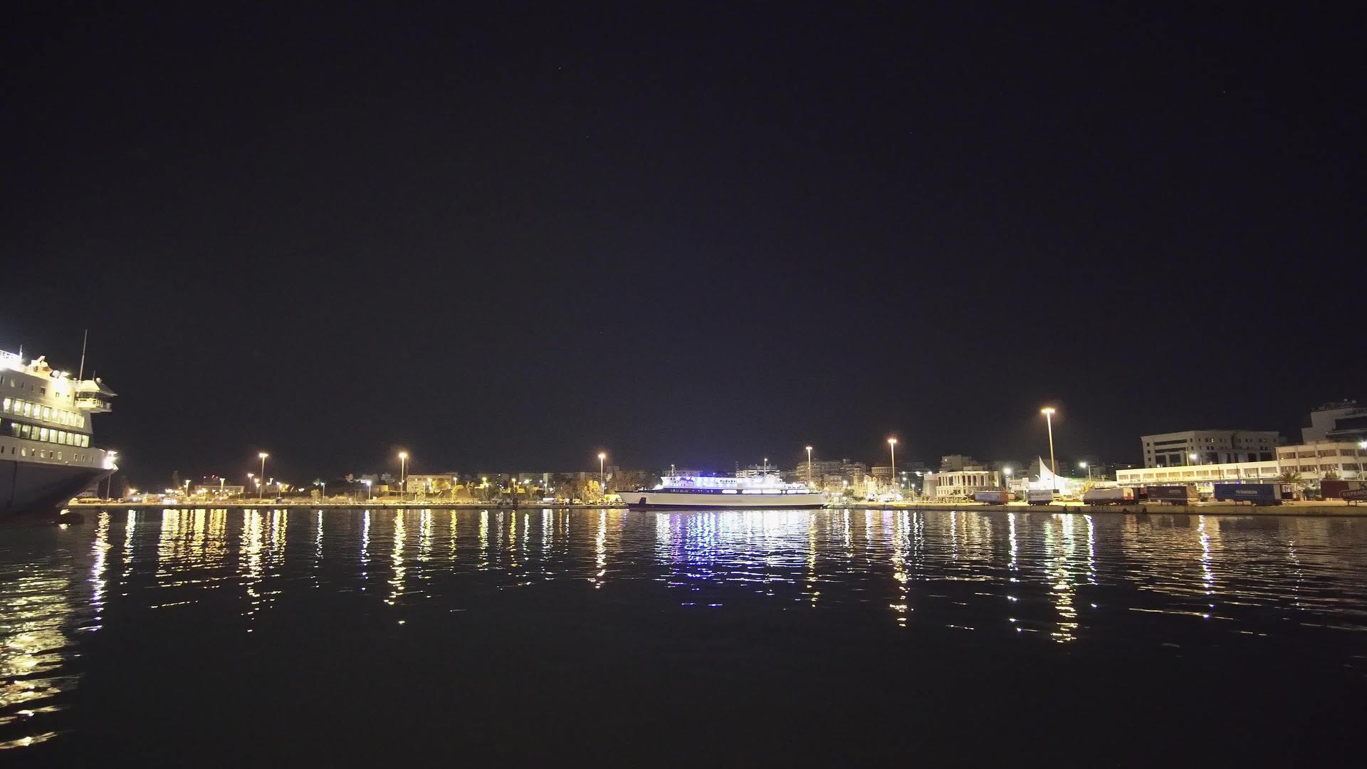 比雷埃乌斯港是欧洲最大的过客港整晚都是这样视频的预览图