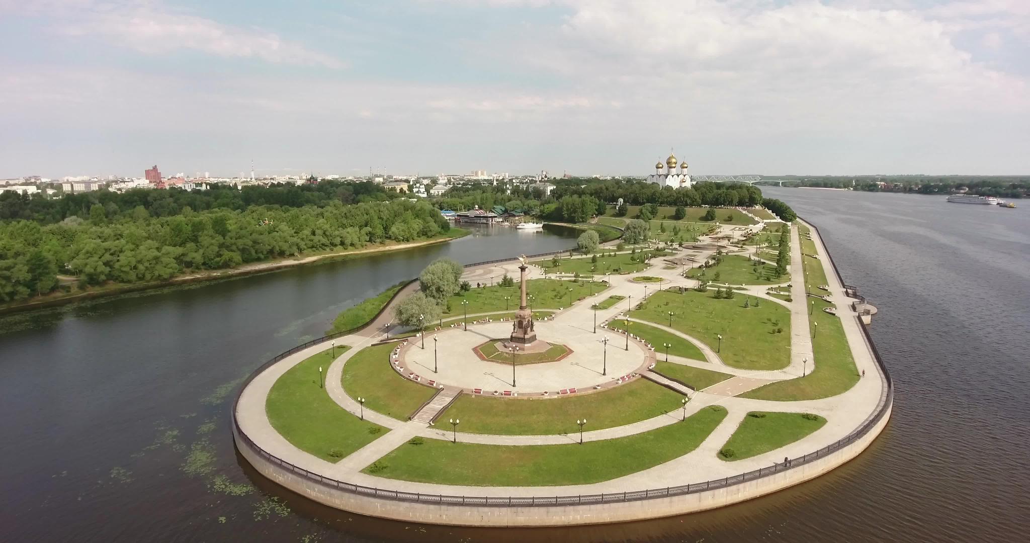 一千年的亚罗斯拉夫纪念碑在斯特雷尔卡公园和假设大教堂视频的预览图