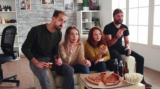 一群朋友坐在沙发上吃披萨视频的预览图