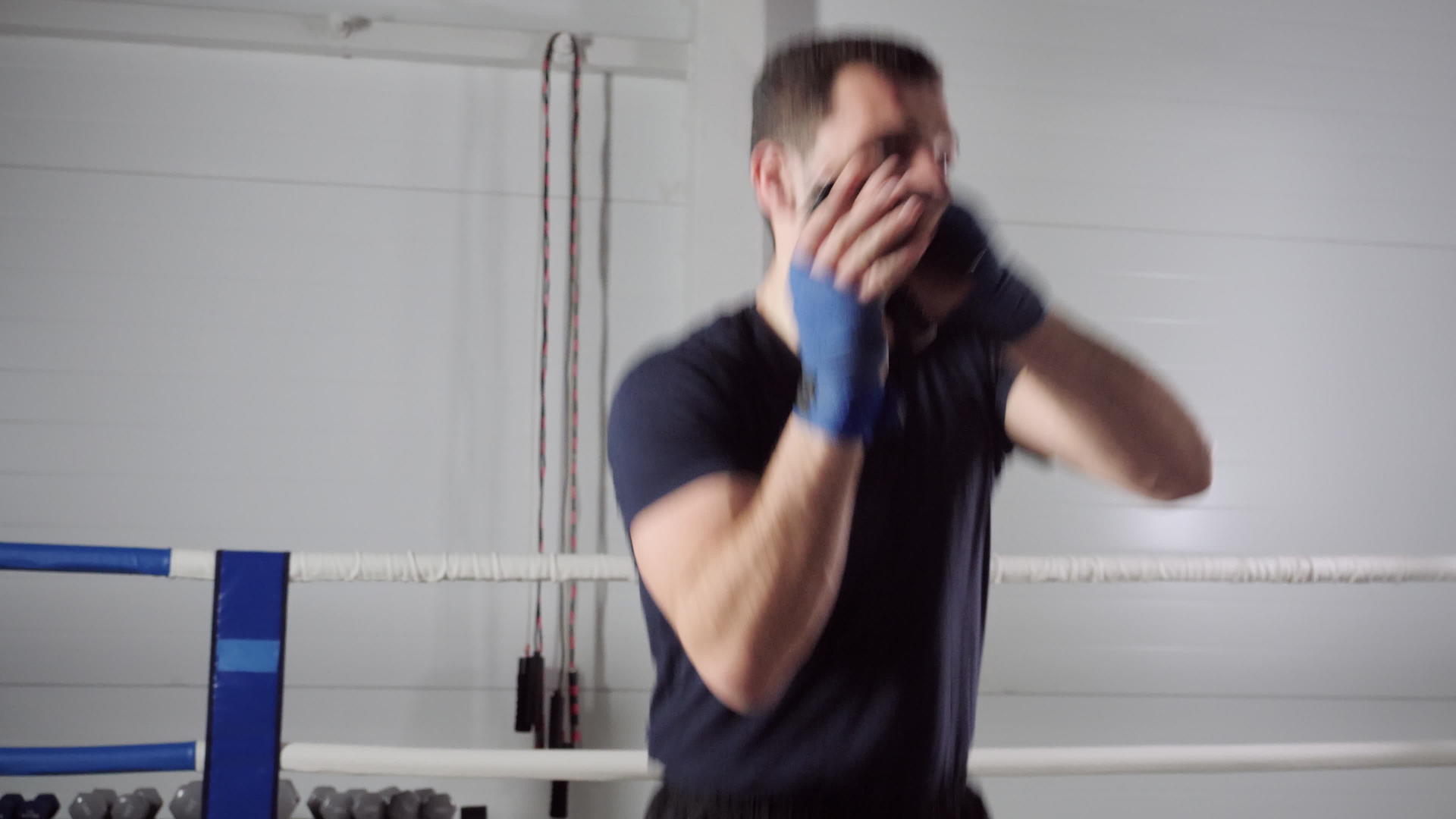 集中拳击手用跳绳训练视频的预览图