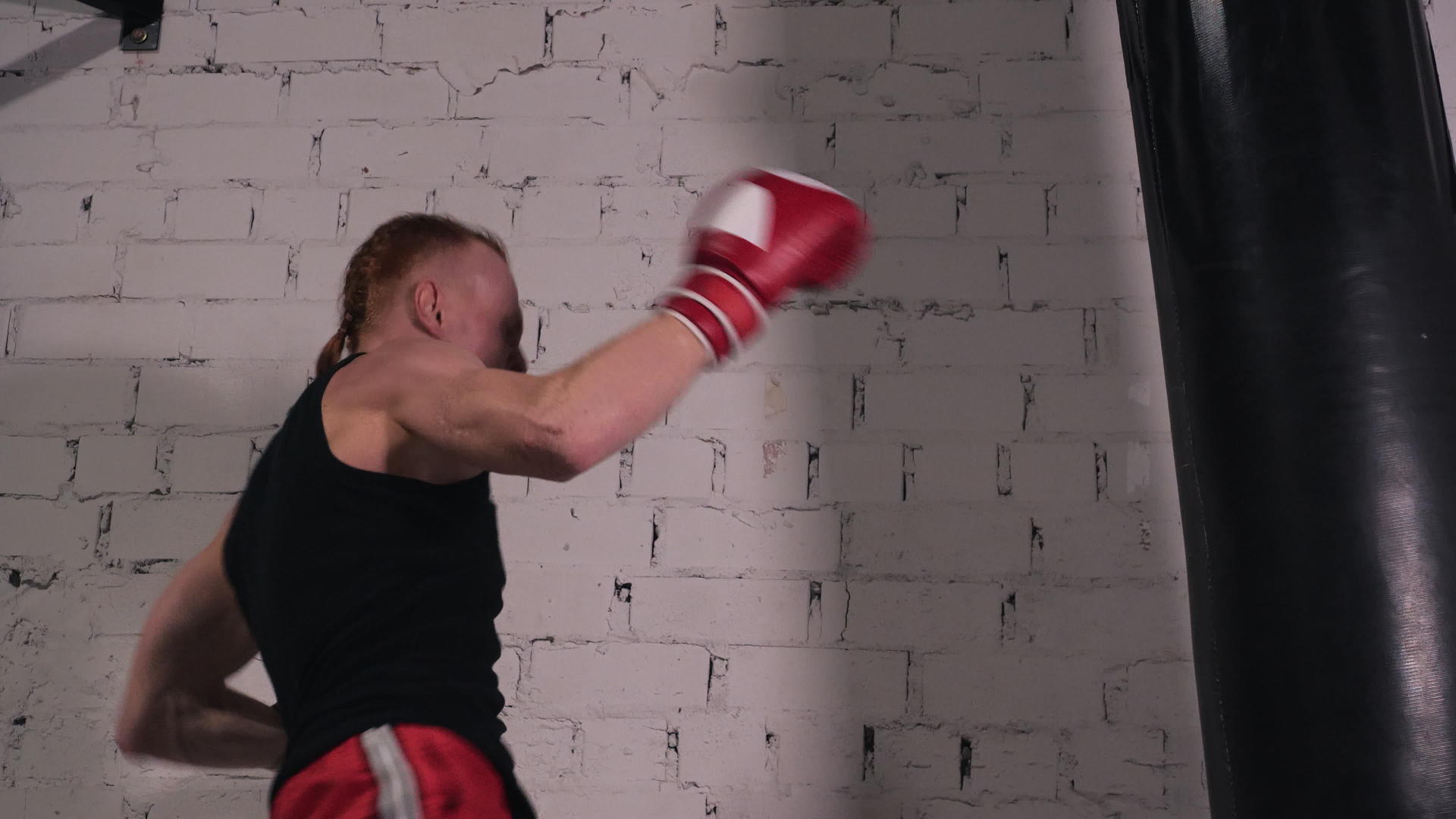 健身房专注于拳击和拳击视频的预览图