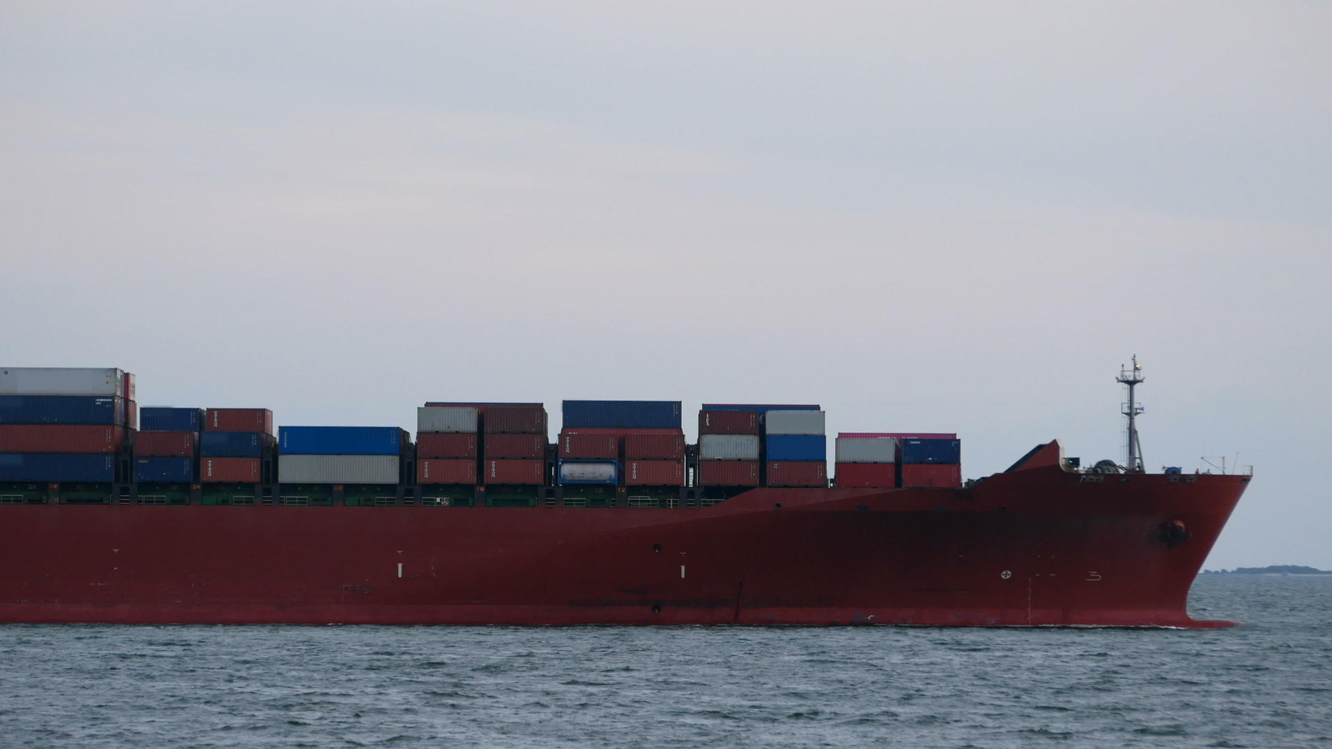 4K集装箱货船从航运港口进出口视频的预览图