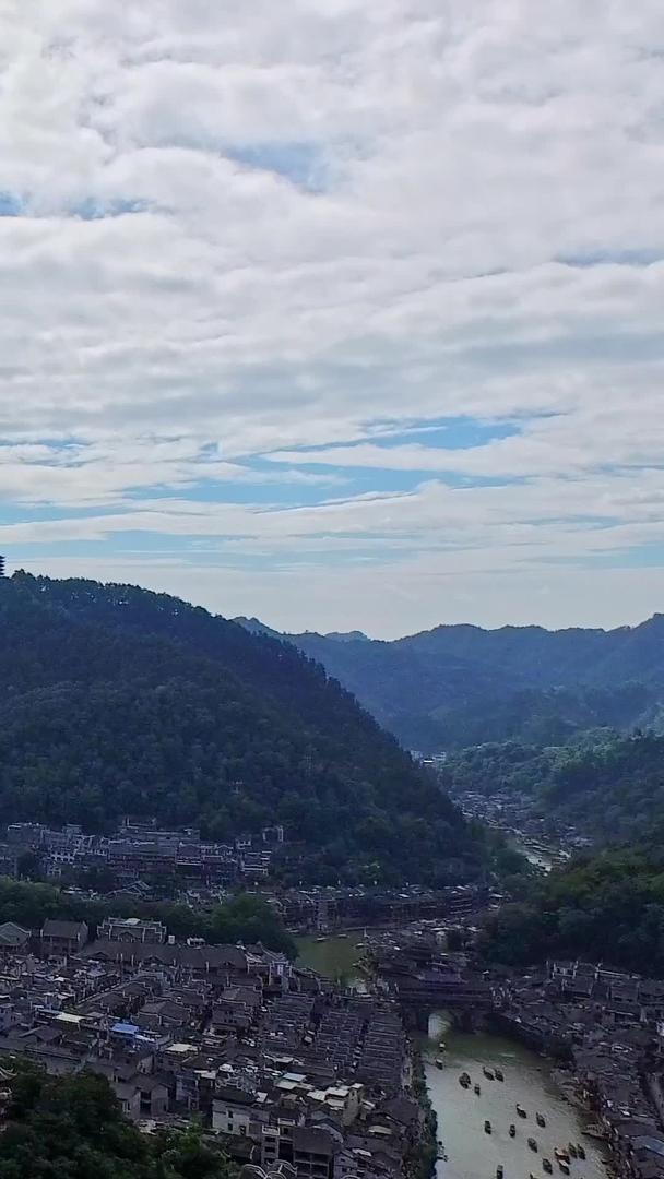湘西凤凰古城蓝天白云下航拍视频的预览图