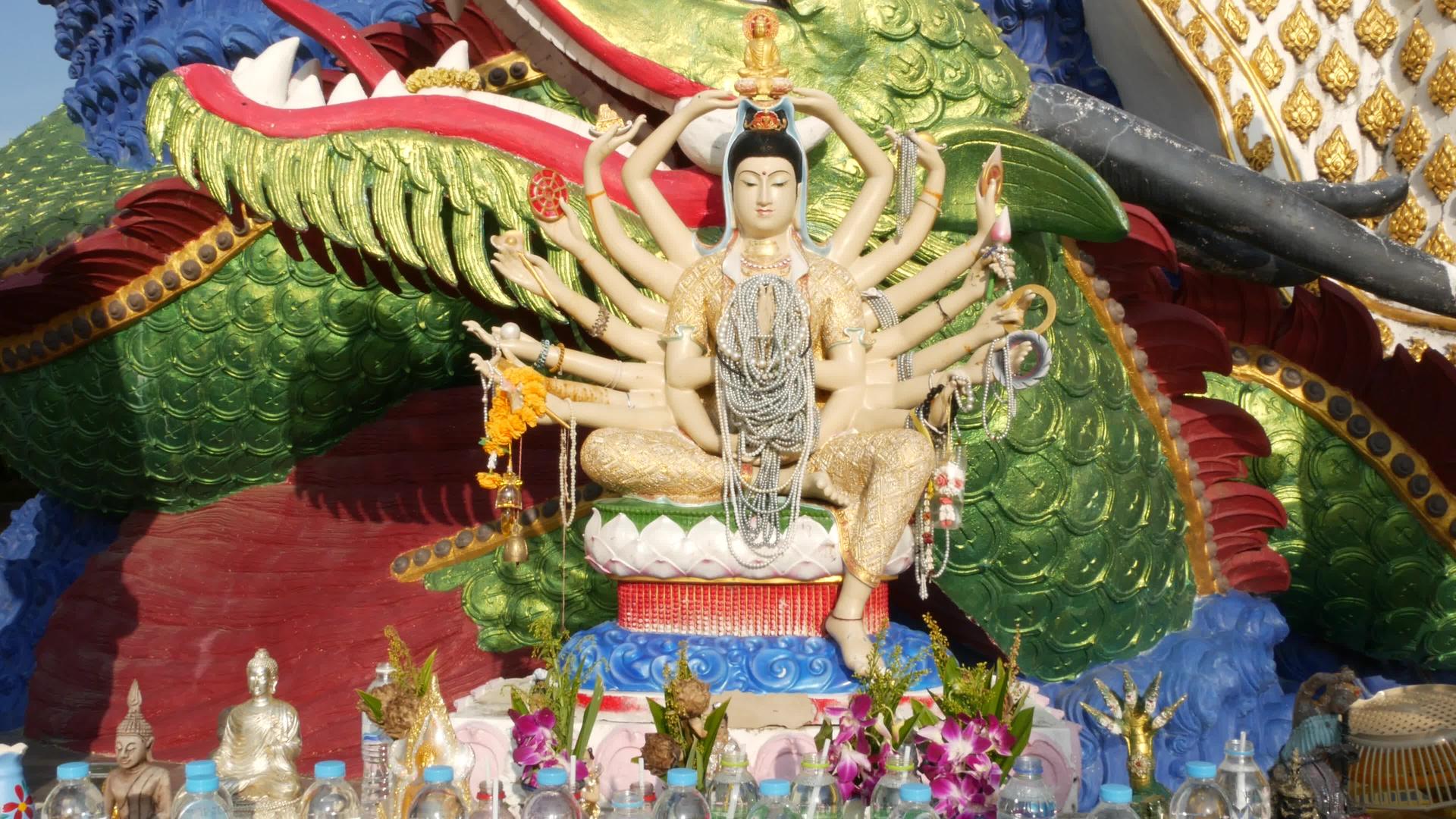 佛寺院子里的观音像是东方传统佛寺院子里的多臂佛寺视频的预览图