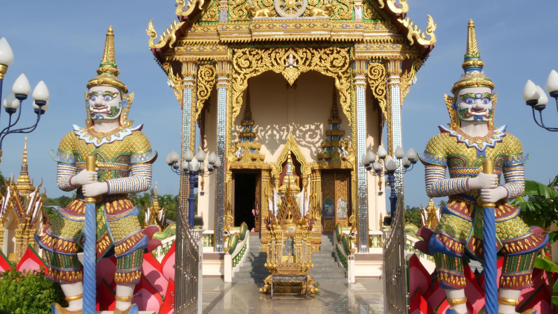 在东方阳光明媚的一天有两座明亮的佛教寺庙视频的预览图