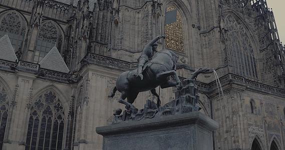 揭示圣乔治雕像的镜头圣维特大教堂布拉格捷克共和国43K视频的预览图