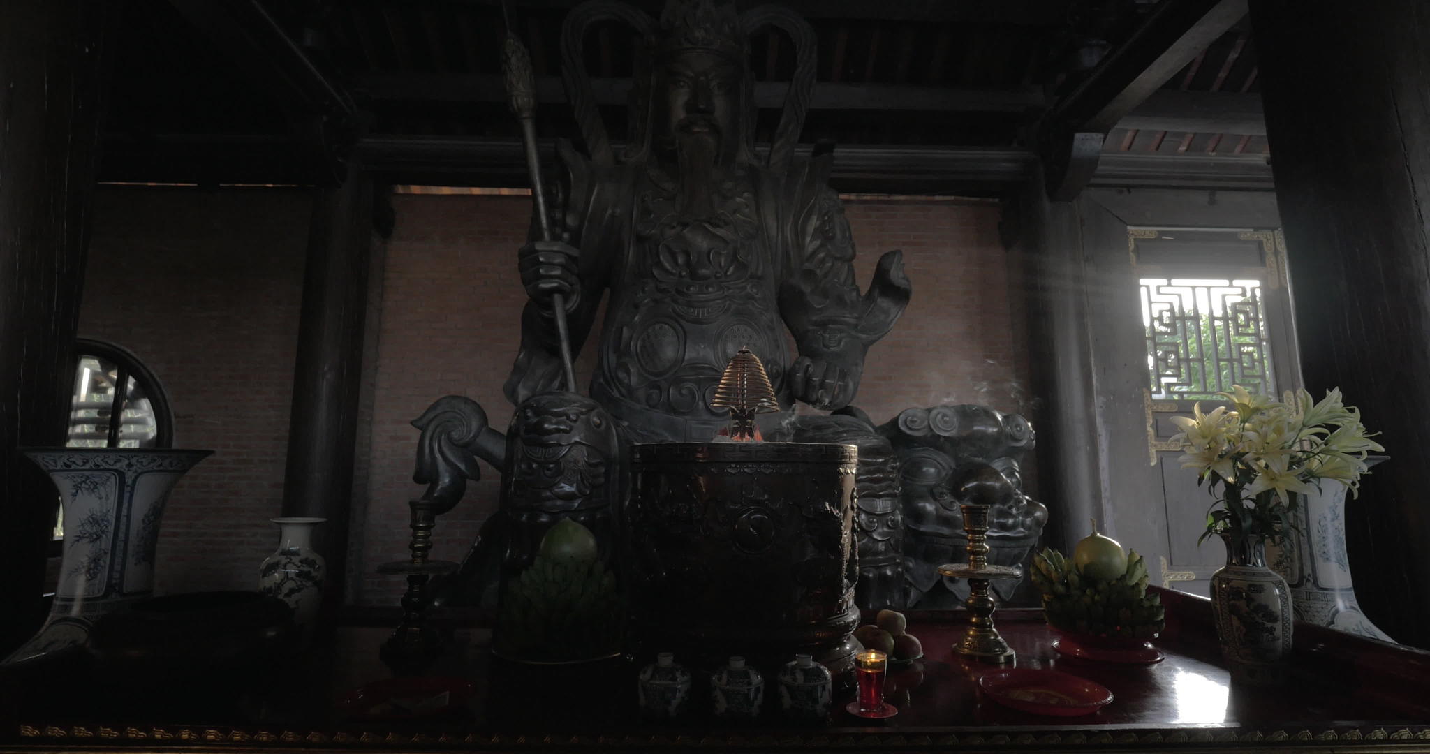 在拜丁寺的祭坛上举着一尊勇士雕像视频的预览图