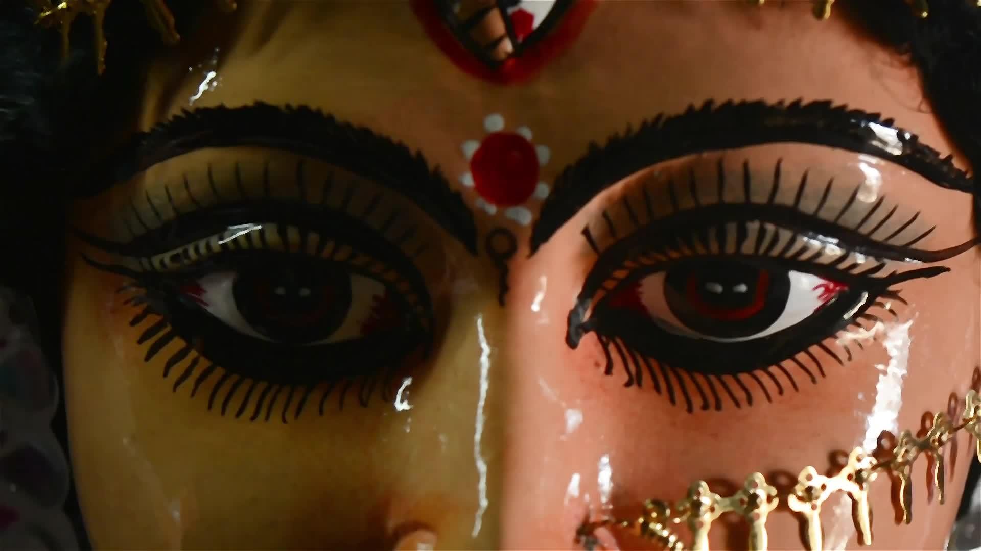 关闭女神MaaDurga根据印度教授的印度偶像的正面视图视频的预览图