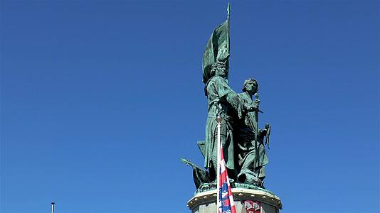 坚·贝伦堡的布雷戴尔雕像和皮层视频的预览图