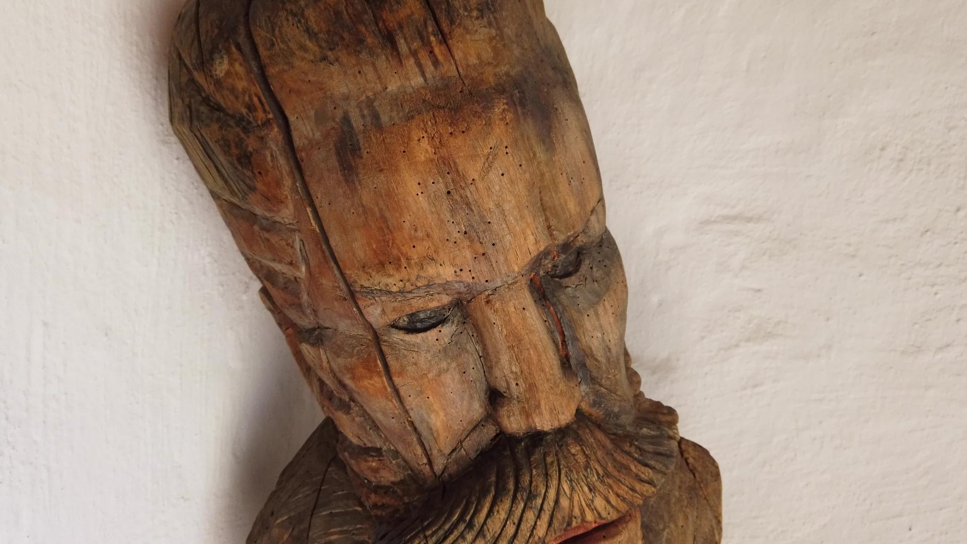 欧洲一个古老的塞耳蒂村人的木雕视频的预览图